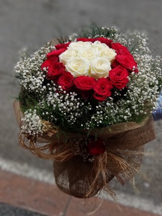 Kırmızı Beyaz Güller - Eskişehir Çiçekçiler