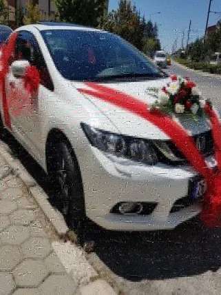 Kırmızı tüllü yapay çiçek gelin arabası 