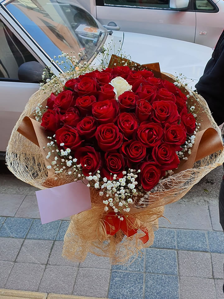 40 Kırmızı 1 Beyaz Gül - Eskişehir Çiçekçi