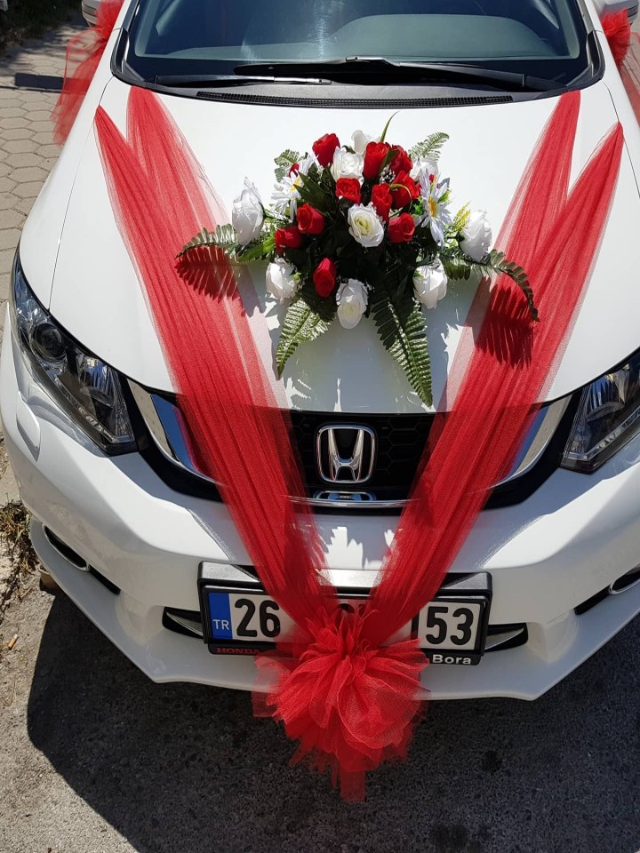 Kırmızı tüllü yapay çiçek gelin arabası 