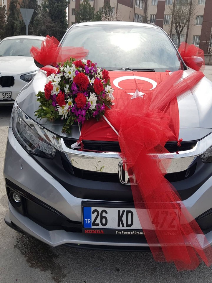 Papatya harfli bayraklı gelin arabası 