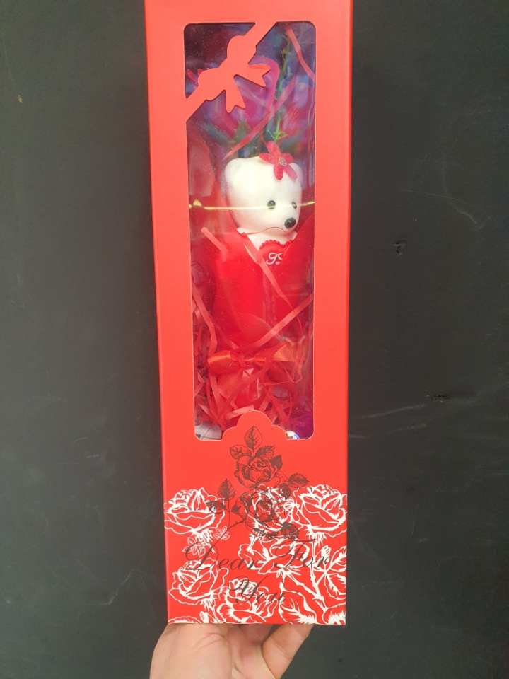 Aşk Kutusunda 3 yapay gül  I LOVE YOU Yazılı ayıcık  kalpli cam kupa ve ışıklı bir üründür 